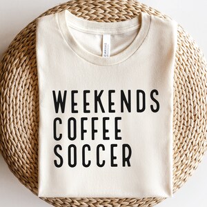 Voetbal SVG-PNG | Weekends, koffie, voetbal Svg | Momshirt voetbal | Voetbalseizoen | Sport-svg | Sublimatie | Digitaal snijbestand voor Cricut