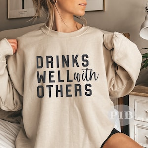 Bebidas bien con otros SVG PNG / Vacaciones Svg / Camisa divertida para beber / Verano / Archivo cortado con alcohol / Sublimación / Archivo cortado SVG Cricut