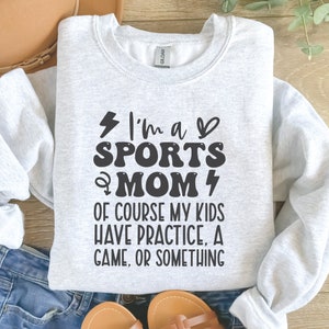 Camiseta deportiva para mamá SVG PNG / Mis hijos practican. Camiseta de fútbol divertida. Día del juego. Sublimación. Archivo de corte digital para Cricut.