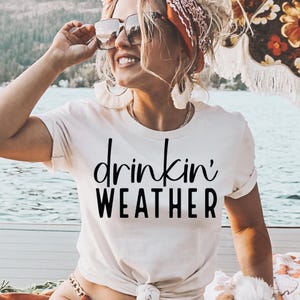 SVG de bebida de día, SVG de clima para beber, SVG de verano, SVG divertido para camisetas, SVG de taza de café, SVG de alcohol, Camping, Archivos de corte para Cricut
