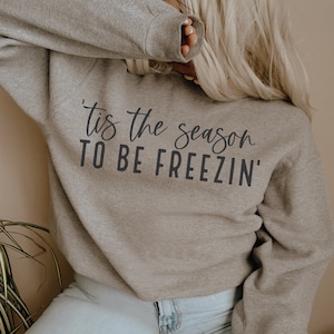 Zima SVG PNG | 'Tis The Season To Be Freezin' | Dosłownie mroźno | Zabawny świąteczny cytat | Kubek świąteczny | Sublimacja | Plik Cricut Cut