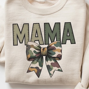 Mama Camo Coquette Bow PNG, Old School Camo png, Chemise fille Camo Bow Png, Sublimation de chasse rétro, Coquette Bow Png, Impression camouflage Png
