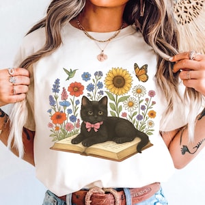 Chat noir PNG, Clipart chat floral amateur de livres, conception de chemise pour maman chat Cottagecore, Art de la sublimation vintage, chat de lecture lunatique