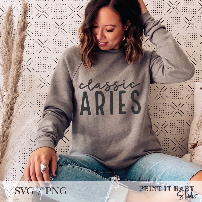 Puede incluir: Una sudadera gris con el texto "classic ARIES" impreso en negro.