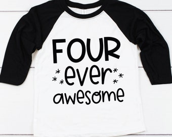 Può includere: Maglietta da baseball bianca e nera con la scritta "FOUR *ever* awesome" stampata in nero.