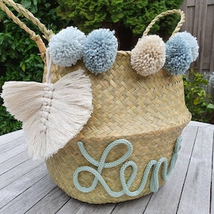 Personalisierter Seegraskorb mit Bommeln und Makramee Feder Geschenk für Freundin, Mama, Oma, Enkel