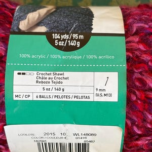 K&ouml;nnte beinhalten: Eine Kn&auml;uel pinkfarbenes, violettes und blaues Garn mit einem Etikett, auf dem steht "104 yds/95 m 5 oz/140 g 100% acrylic / 100% acrylique / 100% acr&iacute;lico Crochet Shawl Ch&acirc;le au Crochet Rebozo Tejido 5 oz/ 140 g 6 BALLS/PELOTES / PELOTAS 1 9 mm (U.S. M13) LOT/LOTE: 2015 10 COLOR/COULEUR # 182591 WL148089 01416 85487"