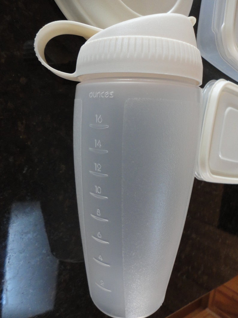 Vintage Rubbermaid Servin' Saver Containers With Almond Lids 1/2 Cup