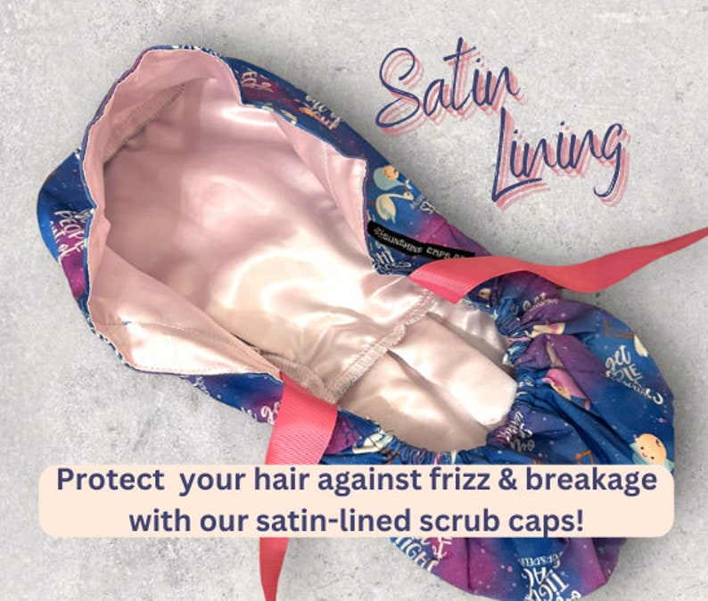 Puede incluir: Un gorro quir&uacute;rgico azul con estampado de sirenas y galaxias, con forro de sat&eacute;n y una cinta rosa. El texto de la imagen dice: "&iexcl;Protege tu cabello contra el encrespamiento y la rotura con nuestros gorros quir&uacute;rgicos forrados de sat&eacute;n!"