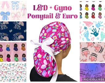 Peut inclure: Une charlotte chirurgicale fuchsia avec un ruban blanc, ornée d'un motif répétitif d'icônes médicales incluant pilules contraceptives, stérilets et schémas anatomiques. Le texte L&D + Gyno Ponytail & Euro est affiché au-dessus.