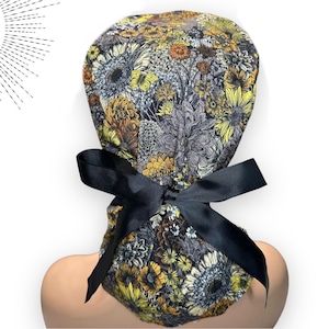 秋の花柄ポニーテールサージカルスクラブキャップ（ロングヘア用）。サテンの裏地とボタンはオプション。感謝祭や秋の女性用スクラブハット