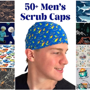 Op de afbeelding: Een blauwe scrub cap met een patroon van gele en oranje vissen. De afbeelding toont ook verschillende stofpatronen en de tekst "50+ Men's Scrub Caps".