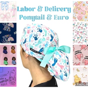 Puede incluir: Un gorro quir&uacute;rgico blanco con un lazo azul claro, con un estampado de huellas de manos y pies en azul y rosa. El texto "Labor & Delivery Ponytail & Euro" es visible.