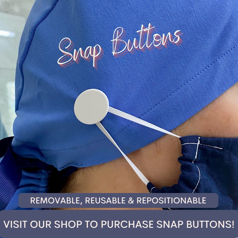 Puede incluir: Primer plano de un gorro quir&uacute;rgico azul con las palabras "Snap Buttons" en una fuente cursiva. Un bot&oacute;n de presi&oacute;n blanco con correas el&aacute;sticas est&aacute; unido al gorro. Tambi&eacute;n se ve el texto "REMOVABLE, REUSABLE & REPOSITIONABLE".