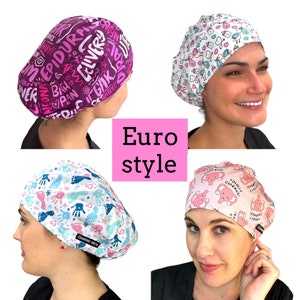 Puede incluir: Cuatro gorros de quir&oacute;fano estilo Euro con varios dise&ntilde;os. Uno es morado oscuro con texto blanco, otro es blanco con dise&ntilde;os rosas y azules, un tercero es blanco con huellas de manos azules y rosas, y el &uacute;ltimo es rosa con gr&aacute;ficos de &uacute;tero.
