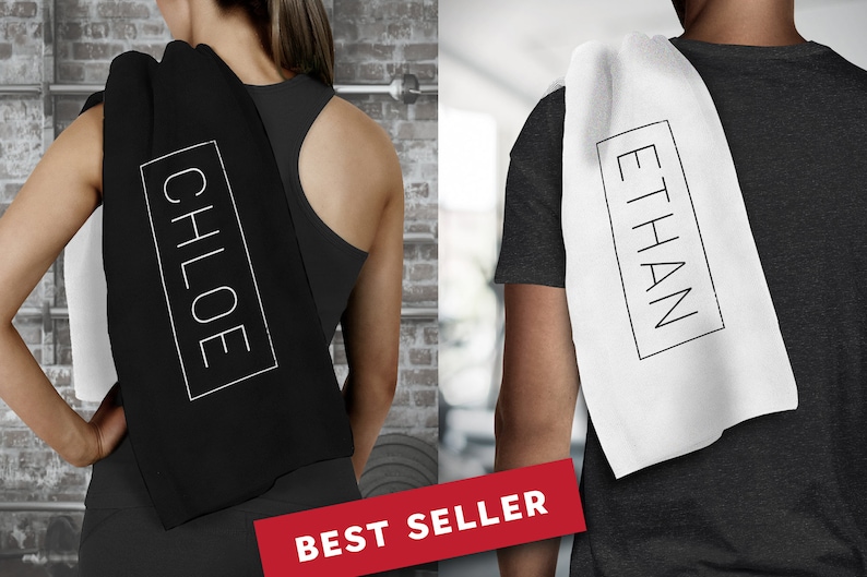 K&ouml;nnte beinhalten: Zwei personalisierte Handt&uuml;cher, eines schwarz mit dem Namen "CHLOE" in wei&szlig;er Schrift und eines wei&szlig; mit dem Namen "ETHAN" in schwarzer Schrift. Beide Handt&uuml;cher sind gefaltet und &uuml;ber die Schultern von Personen in schwarzen Hemden gelegt.