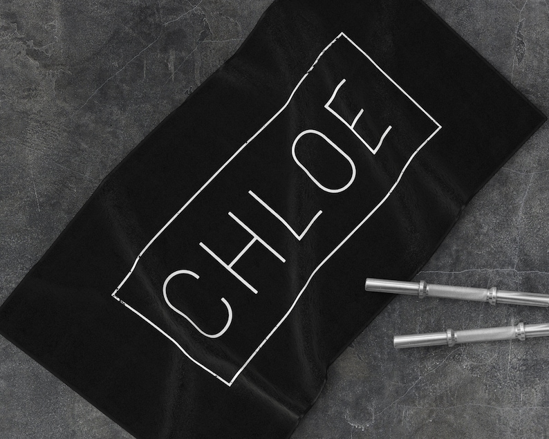 K&ouml;nnte beinhalten: Schwarzes Sporttuch mit dem Namen CHLOE in wei&szlig; in einem wei&szlig;en Rechteck gedruckt.