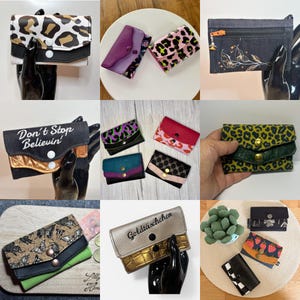 Op de afbeelding: Collectie kleine portemonnees in diverse designs. Inclusief portemonnees met luipaardprint, bloempatronen en tekst. Kleuren zijn zwart, wit, roze, groen en goud. Sommige portemonnees hebben drukkers en ritsen.