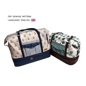 Könnte beinhalten: Zwei Reisetaschen. Eine Tasche hat einen cremefarbenen Stoff mit marineblauen Ankerdrucken, marineblauen Streifen und einem marineblauen Boden. Die andere Tasche hat einen weißen Hintergrund mit grünen Blättern und einen braunen Boden. Text auf dem Bild: PDF SEWING PATTERN LANGUAGE: ENGLISH.
