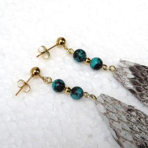 Leren oorbellen van blauwgroen agaat en python, goudkleurige afstandhouders, roestvrijstalen gouden bolstekers