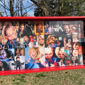 Puede incluir: Una bandeja rectangular roja con un collage de im&aacute;genes de la mu&ntilde;eca Chucky de la serie de pel&iacute;culas de terror Child's Play. Las im&aacute;genes est&aacute;n dispuestas en un patr&oacute;n de cuadr&iacute;cula y est&aacute;n cubiertas con un acabado transparente y brillante.