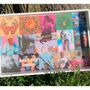 Puede incluir: Bandeja rectangular blanca con un collage de im&aacute;genes y texto coloridos. Las im&aacute;genes incluyen un sol, una mariposa y retratos. El texto incluye "OPEN YOUR MIND", "PASS JOINTS Not Judgment" y "Don't trip homie."