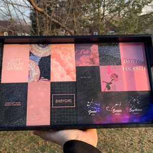 Puede incluir: Una bandeja rectangular negra con un dise&ntilde;o de collage. El collage presenta cuadrados rosas y negros con varias im&aacute;genes y texto, incluyendo "NOT TODAY SATAN", "Cute but Psycho" y "Do it for YOURSELF". La bandeja tiene un acabado brillante y asas.