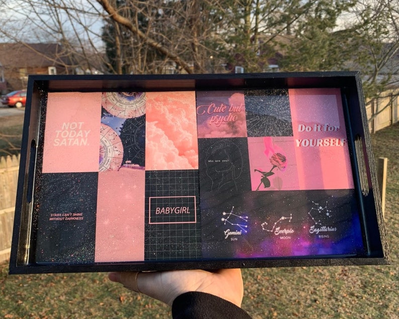 Puede incluir: Una bandeja rectangular negra con un dise&ntilde;o de collage. El collage presenta cuadrados rosas y negros con varias im&aacute;genes y texto, incluyendo "NOT TODAY SATAN", "Cute but Psycho" y "Do it for YOURSELF". La bandeja tiene un acabado brillante y asas.