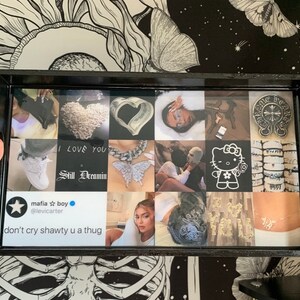 Puede incluir: Una bandeja rectangular negra con un collage de im&aacute;genes, incluido un tuit que dice "don't cry shawty u a thug". El collage presenta corazones, joyas y un dise&ntilde;o de Hello Kitty. La bandeja tiene un marco negro.