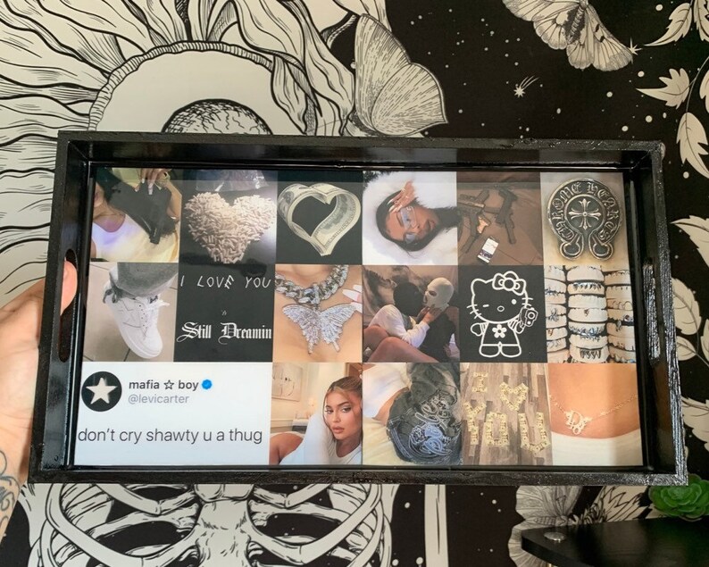 Puede incluir: Una bandeja rectangular negra con un collage de im&aacute;genes, incluido un tuit que dice "don't cry shawty u a thug". El collage presenta corazones, joyas y un dise&ntilde;o de Hello Kitty. La bandeja tiene un marco negro.