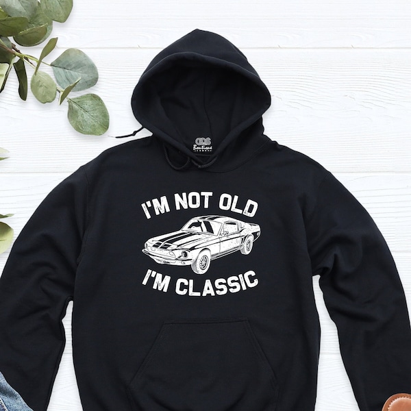 I’m Not Old, I’m Classic Hoodie – Retro-Auto & Humor im Vintage-Stil