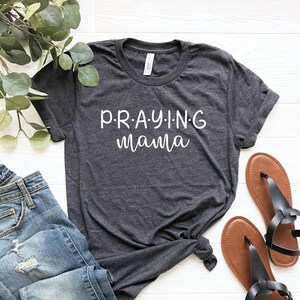 Praying Mama Shirt, Praying Mom Shirt, Praying Mama T-Shirt, Christian Mom T Shirt, Mother's Day Gift, Blessing Mom Graphic Tee imagem 9