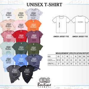 Pu&ograve; includere: Esposizione di t-shirt unisex in vari colori, tra cui bianco, nero e blu. Le magliette presentano un logo e sono accompagnate da una tabella delle taglie con misure di petto e lunghezza in centimetri. Il testo "UNISEX T-SHIRT" &egrave; in alto.