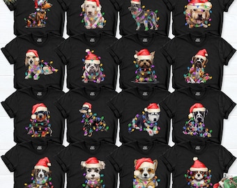 Può includere: Una collezione di sedici magliette nere a maniche corte, ognuna con una diversa razza di cane che indossa un cappello da Babbo Natale rosso e avvolta in luci natalizie colorate e luminose. I cani sono raffigurati in varie pose, seduti o sdraiati.