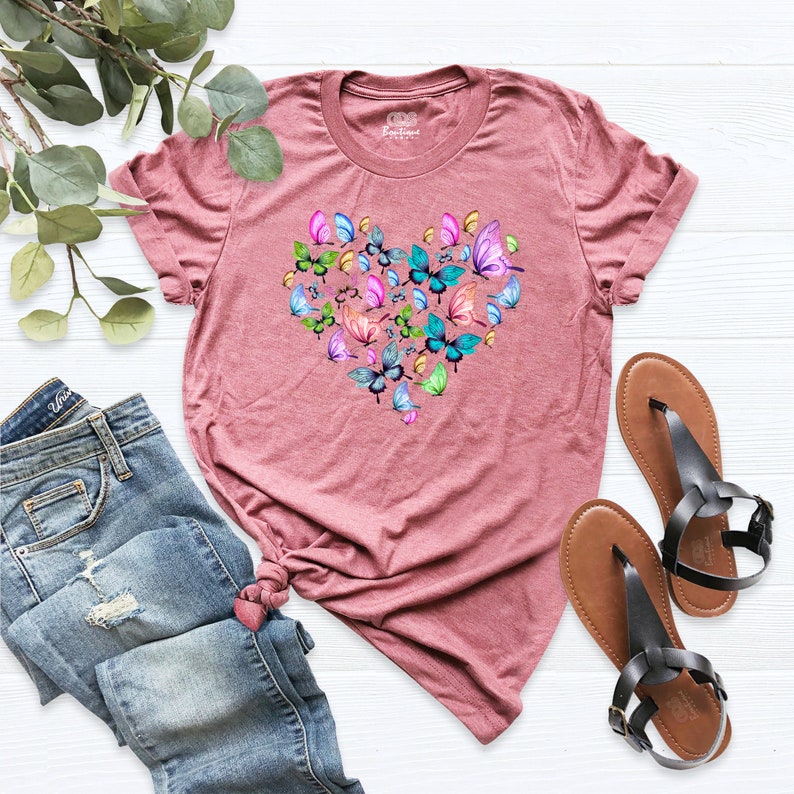 Camiseta con corazón de mariposa, corazón con mariposas, camisetas de mariposas para mujer, camiseta con corazón de mariposa, regalo para amantes de las mariposas, regalo para novia imagen 10