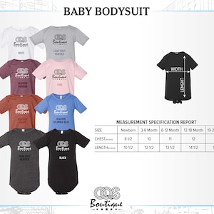 Pu&ograve; includere: Una collezione di body per neonati in vari colori, tra cui bianco, grigio, rosa, bordeaux, arancione, blu, grigio scuro e nero. Ogni body presenta il logo "QOS Boutique". Una tabella taglie mostra le misure in cm per diverse fasce d'et&agrave;.