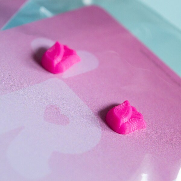 Boucles d’oreilles Pink Tulip Stud - Une paire de boucles d’oreilles à clous de fleurs rose vif imprimées en 3D