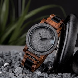 Gegraveerd herenhorloge, gepersonaliseerd houten horloge gemaakt van walnoot en steen | Gepersonaliseerde jubileumcadeaus voor hem, Vaderdagcadeaus voor hem