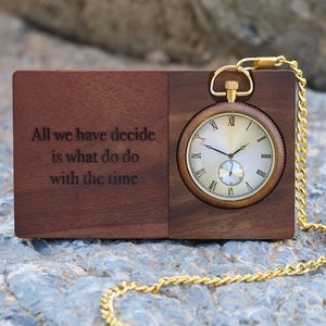 Op maat gegraveerd zakhorloge met gepersonaliseerde horlogestandaard, houten horloge, perfect 1-jarig jubileum en 21e verjaardagscadeau voor hem