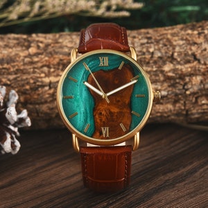 Montre en bois gravée avec bracelet en cuir Montre gravée, montres minimalistes pour hommes, cadeau d'anniversaire personnalisé pour lui, cadeau d'anniversaire Yes, typefont