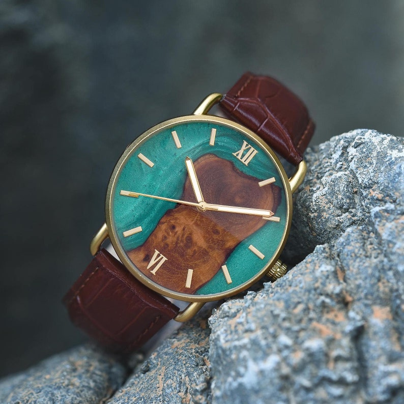 Montre en bois gravée avec bracelet en cuir Montre gravée, montres minimalistes pour hommes, cadeau d'anniversaire personnalisé pour lui, cadeau d'anniversaire image 1