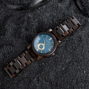 Montre pour homme gravée Cadeau d'anniversaire personnalisé pour lui, cadeau d'anniversaire de 1 an pour petit ami, cadeau de 50e anniversaire pour homme Montre en bois image 5