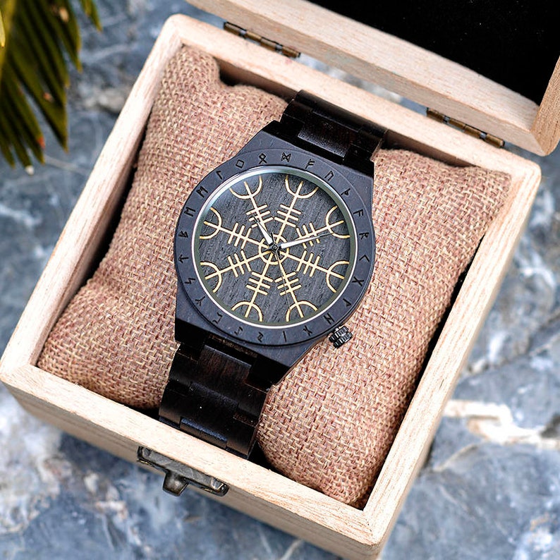 Montre gravée avec runes vikings, Montres personnalisées pour homme Montre en bois Cadeau personnalisé pour lui, Cadeaux personnalisés pour la fête des pères image 3