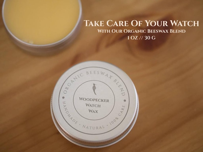 Pu&ograve; includere: Una scatola argentata di cera d'api biologica per orologi, etichettata "Woodpecker Watch Wax", "Organic Beeswax Blend", "Handmade", "Natural" e "100% Care". La scatola contiene 1 oncia o 30 grammi.