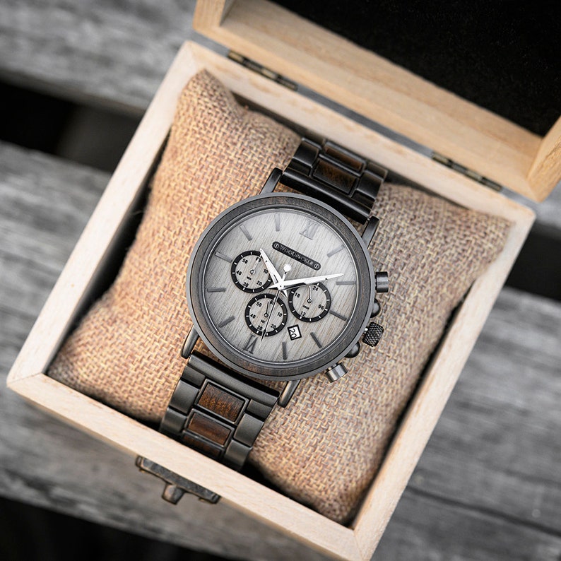 Gravierte Uhr Personalisiertes Geschenk für Ihn Gravierte Herrenuhr aus Holz Jubiläumsgeschenk Holzuhr für Herren Vatertagsgeschenke für Ihn Bild 9