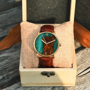 Montre en bois gravée avec bracelet en cuir Montre gravée, montres minimalistes pour hommes, cadeau d'anniversaire personnalisé pour lui, cadeau d'anniversaire image 4