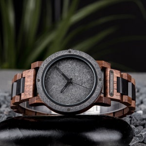 Gravierte Uhr für Herren, personalisierte Holzuhr aus Walnuss & Stein Personalisierte Jubiläumsgeschenke für ihn, Vatertagsgeschenke für ihn Bild 6