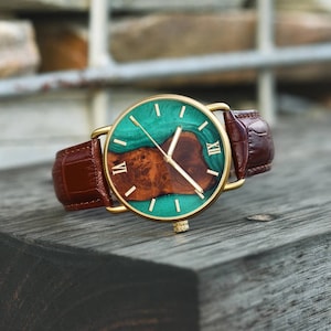 Orologio in legno inciso con cinturino in pelle / Orologio inciso, orologi minimalisti per uomo, regalo di anniversario personalizzato per lui, regalo di compleanno immagine 3