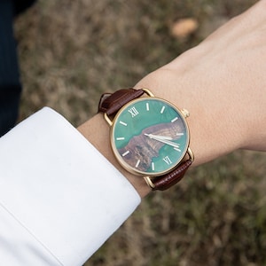 Montre en bois gravée avec bracelet en cuir Montre gravée, montres minimalistes pour hommes, cadeau d'anniversaire personnalisé pour lui, cadeau d'anniversaire image 6