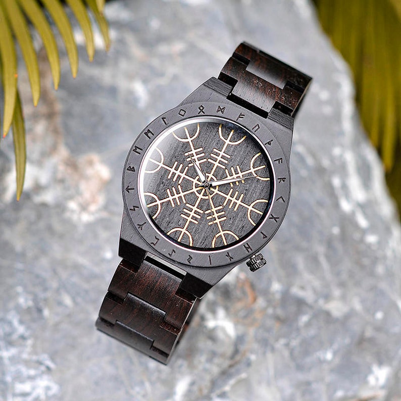 Montre gravée avec runes vikings, Montres personnalisées pour homme Montre en bois Cadeau personnalisé pour lui, Cadeaux personnalisés pour la fête des pères image 2